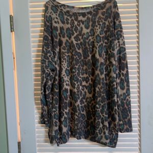 Cute sweater shirt open bottom multi color leopard print top size Xl